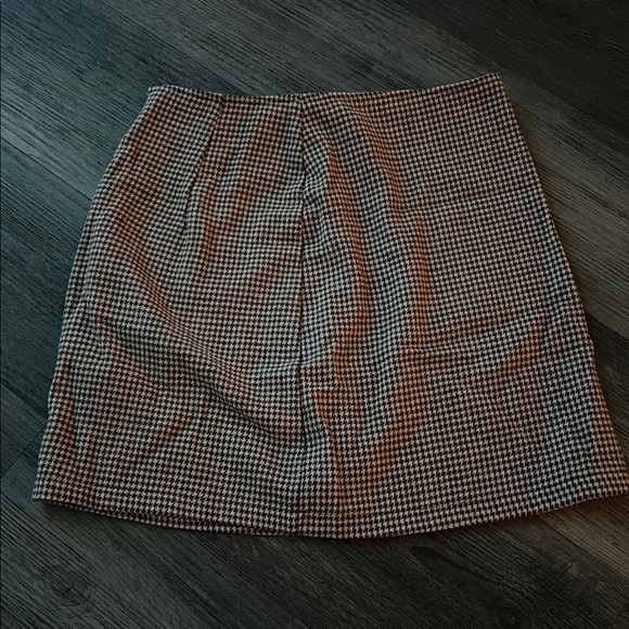 SHEIN Brown and White Houndstooth Skirt - Picture 1 of 3